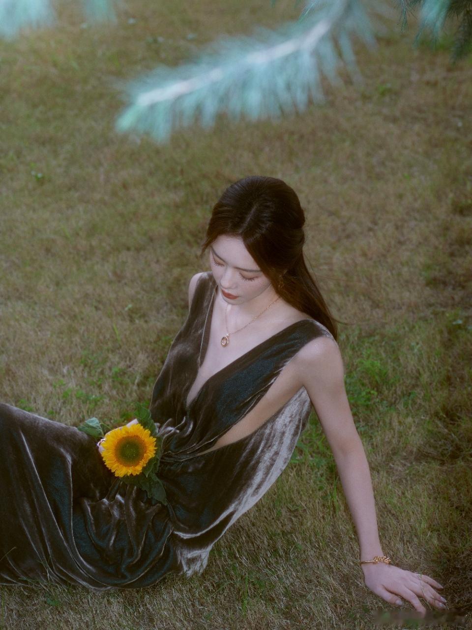 2025中国电影大数据荣誉之夜 蔡文静在采访中谈及对时间的感悟，正如她在演艺路上