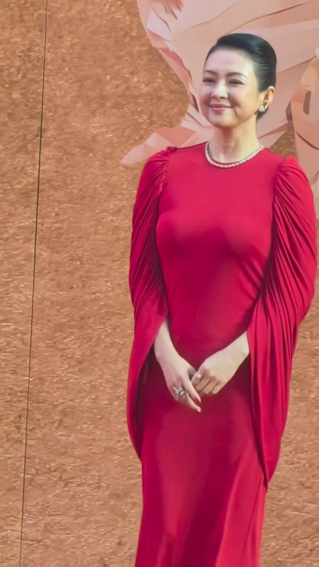 章子怡脸咋了这脸部有点像做了面部填充 是不是还没恢复好 