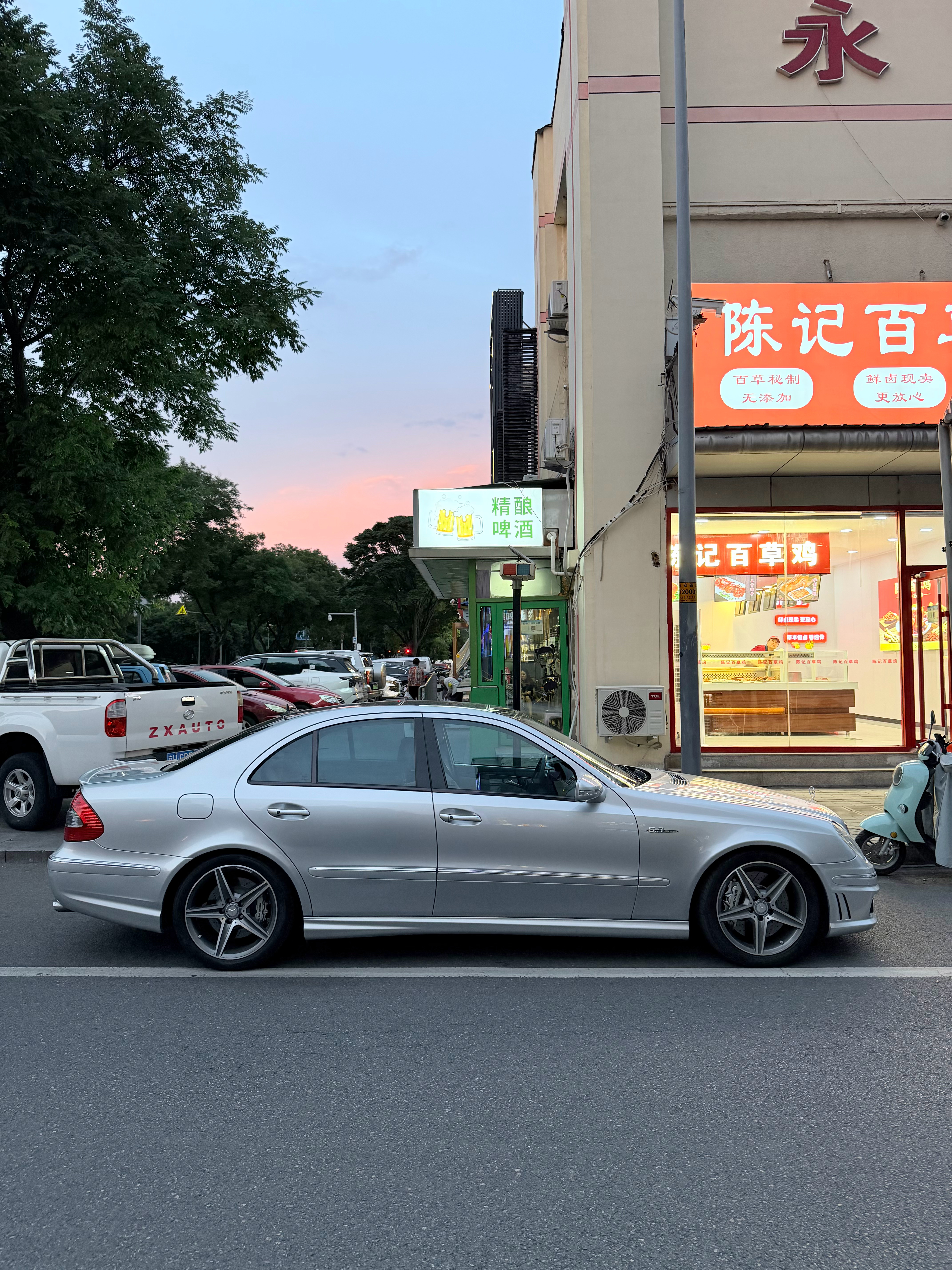 开着我大哥的E63 吃个华丽的晚餐 美中不足 叶子板有点色差