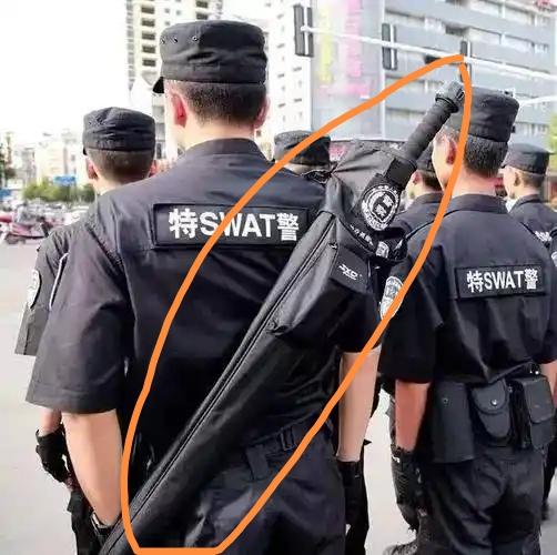 不知你发现没，巡逻的警察背上背着一把大宝剑，长剑柄与炫酷的剑鞘设计，令人不禁联想