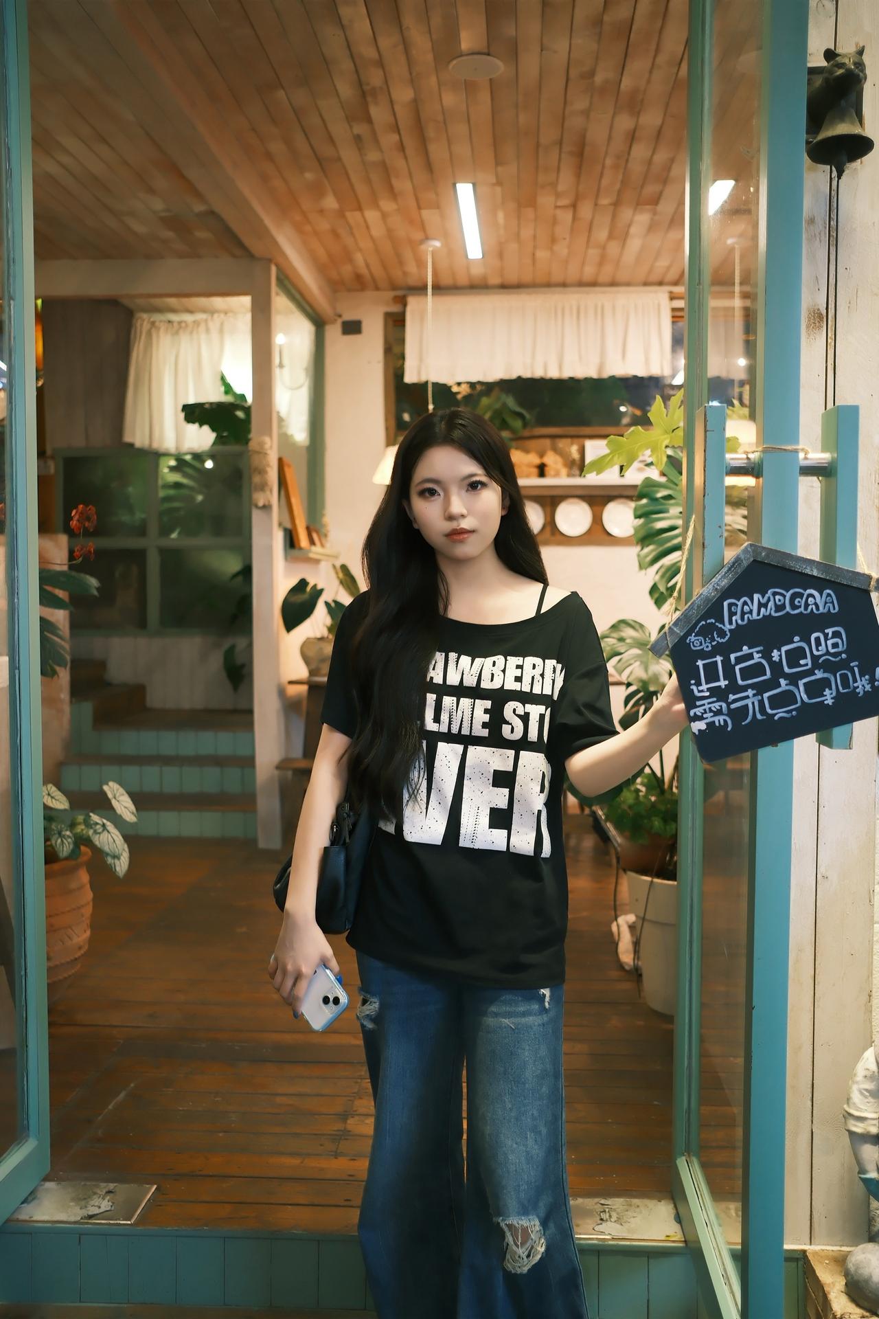 小姐姐来古镇游玩，在潘多拉的蛋糕店随手拍了几张。小姐姐的性格随和，配合不错今天穿