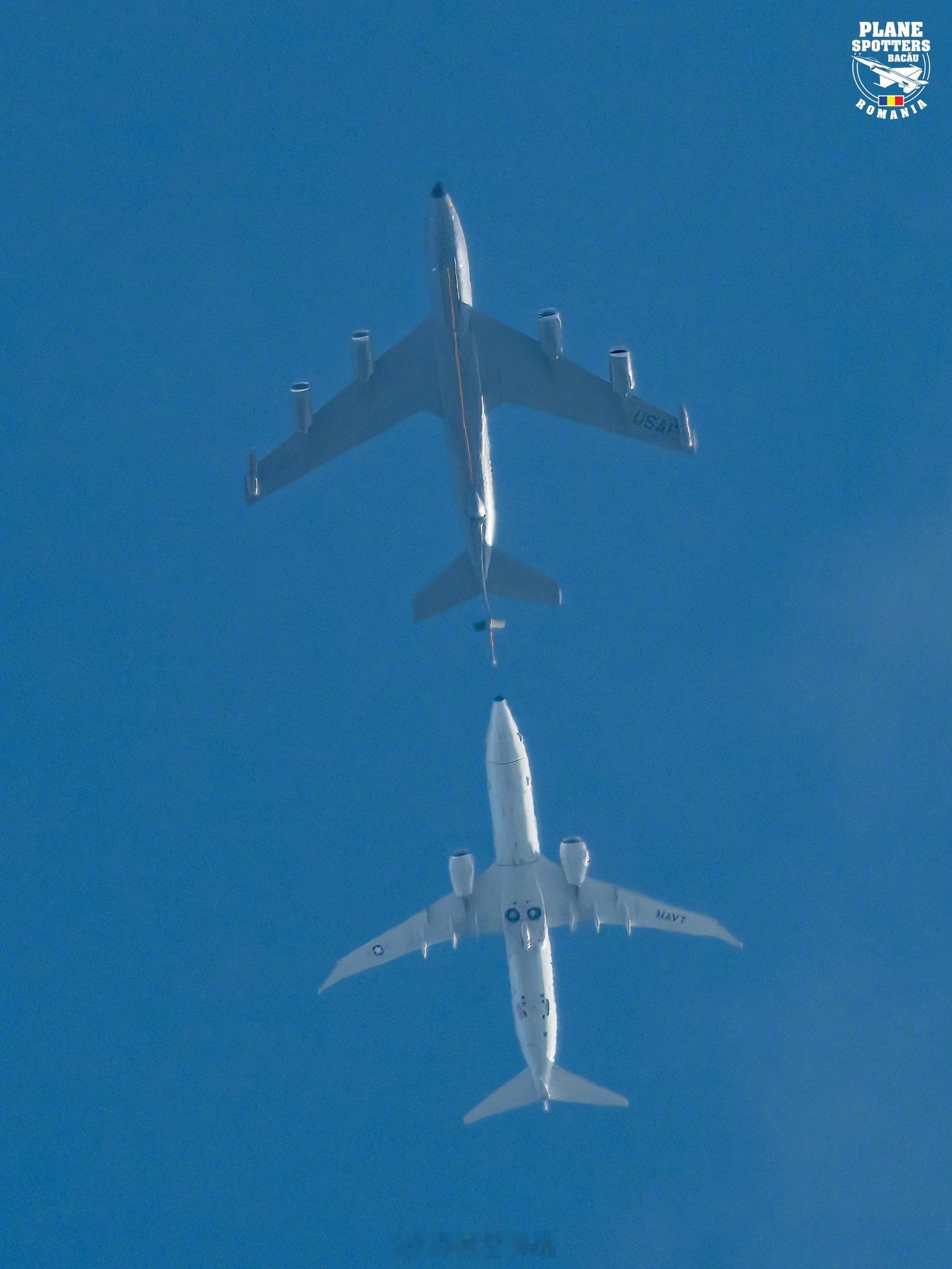 罗马尼亚航空爱好者在地面恰好“偷窥”KC-135R空中加油机为P-8A 反潜巡逻