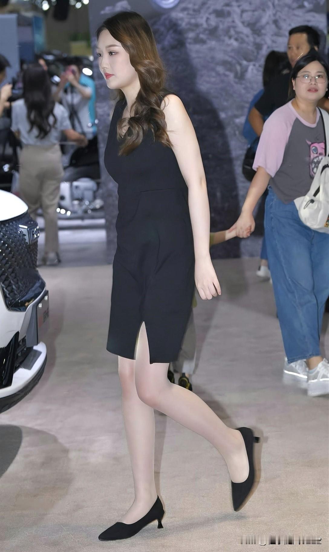 优雅黑裙，自信步伐，时尚车展，你最闪耀