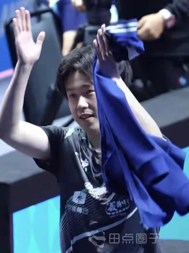 王楚钦这股热血冲劲简直燃爆了！
刚在单打赛场输给樊振东，团体决赛居然主动再迎挑战