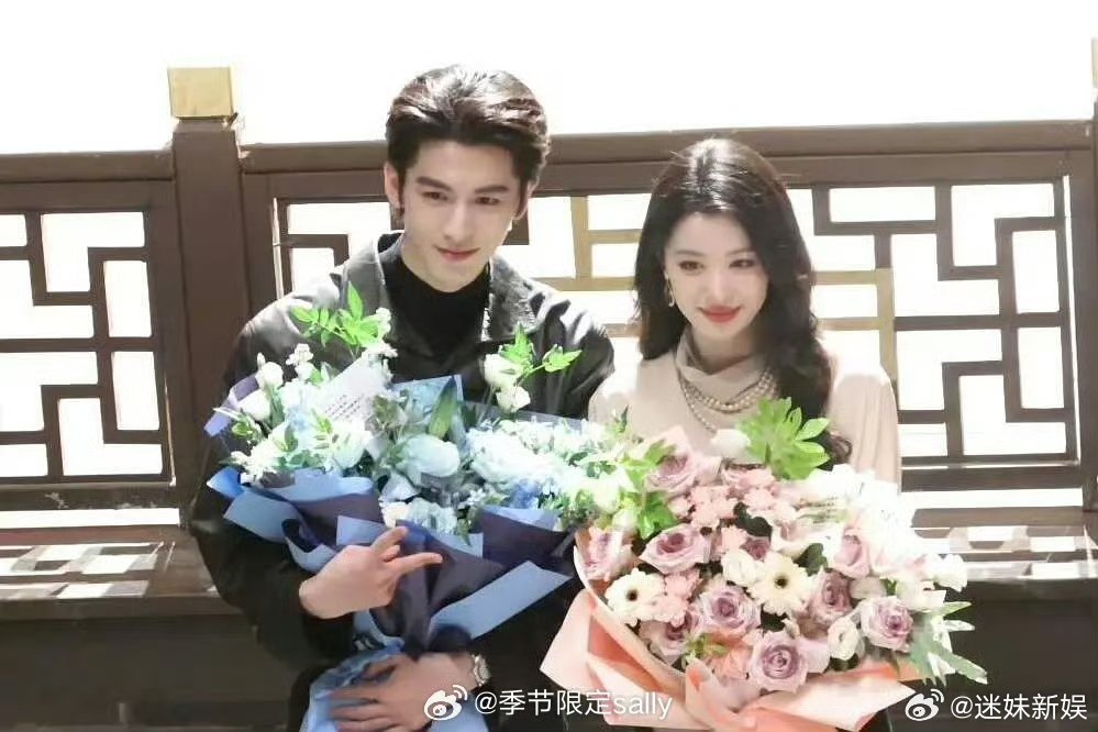 张凌赫王楚然杀青合影张凌赫王楚然杀青捧花照张凌赫王楚然杀青捧花照，好看，[赢牛奶