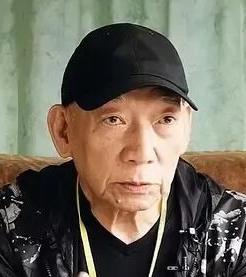 袁和平出生于抗战胜利之年，父亲是香港第一武指袁小田。他年少时对武术兴趣不大，却因