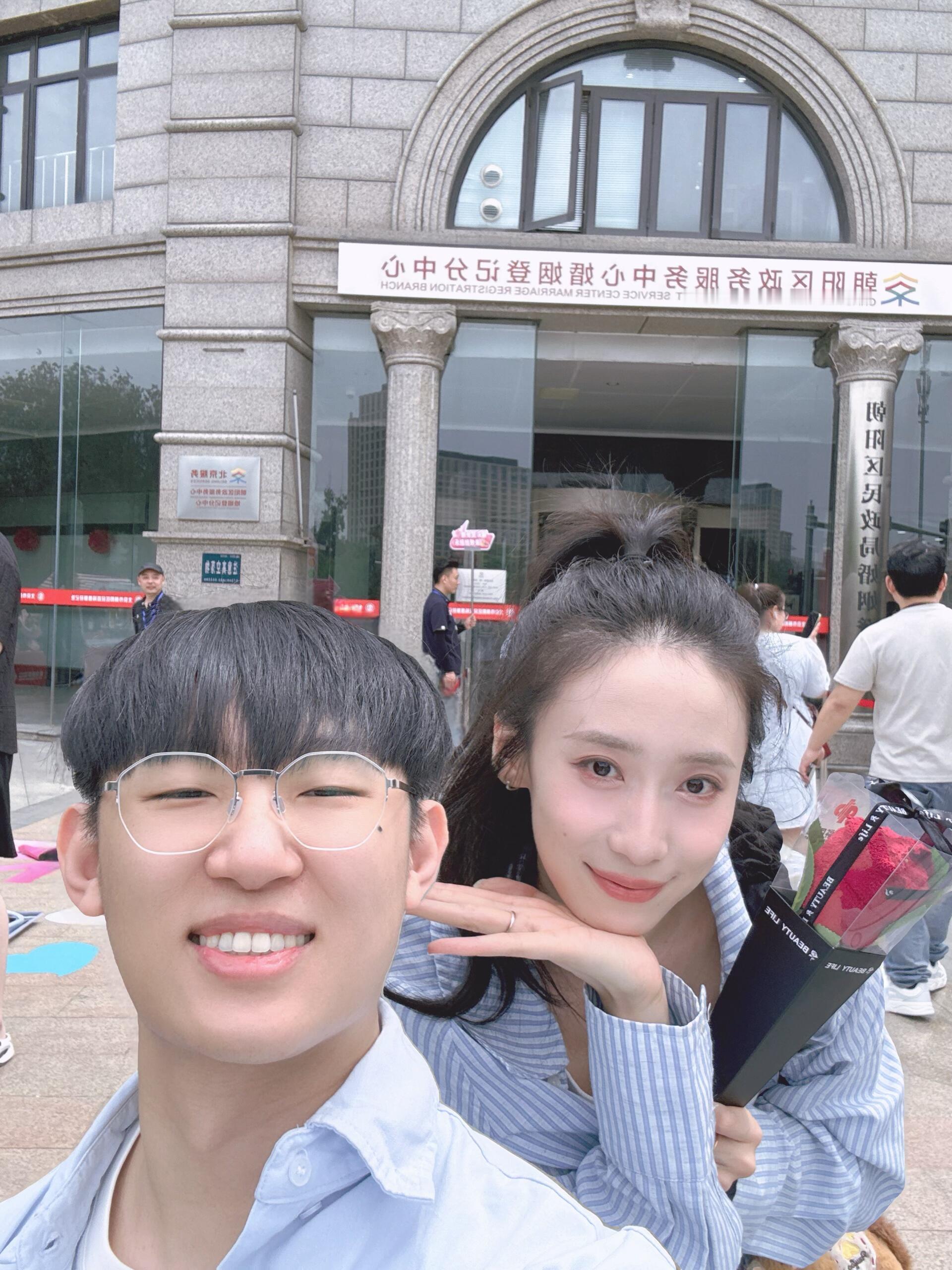 邓帅孟菲结婚邓帅孟菲领证 啊啊啊啊喜人的邓帅结婚了，老婆孟菲是话剧演员。今天52