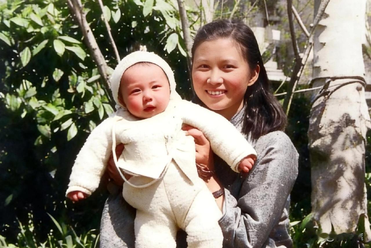 一直忽略了粟裕妻子楚青的颜值，这一张照片拍摄于上世纪40年代，楚青那时候才十九岁