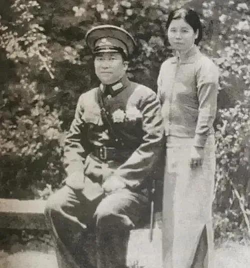1947年，特务将杨虎城的夫人谢葆真牢牢捆住，扯下她的裤子后，用针头扎进她的大腿