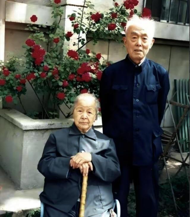 1964年，北大教授季羡林听说妻子彭德华要来北京，连夜把家里的大床换成了单人床，