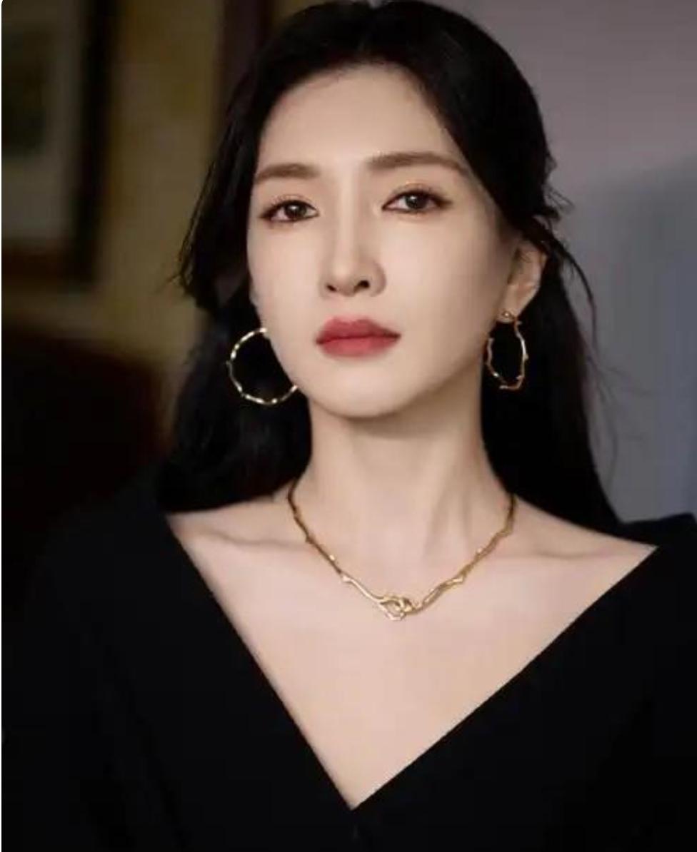 与富商海外产子真相大白近1年，江疏影现状曝光，王传君没说错
娱乐 明星