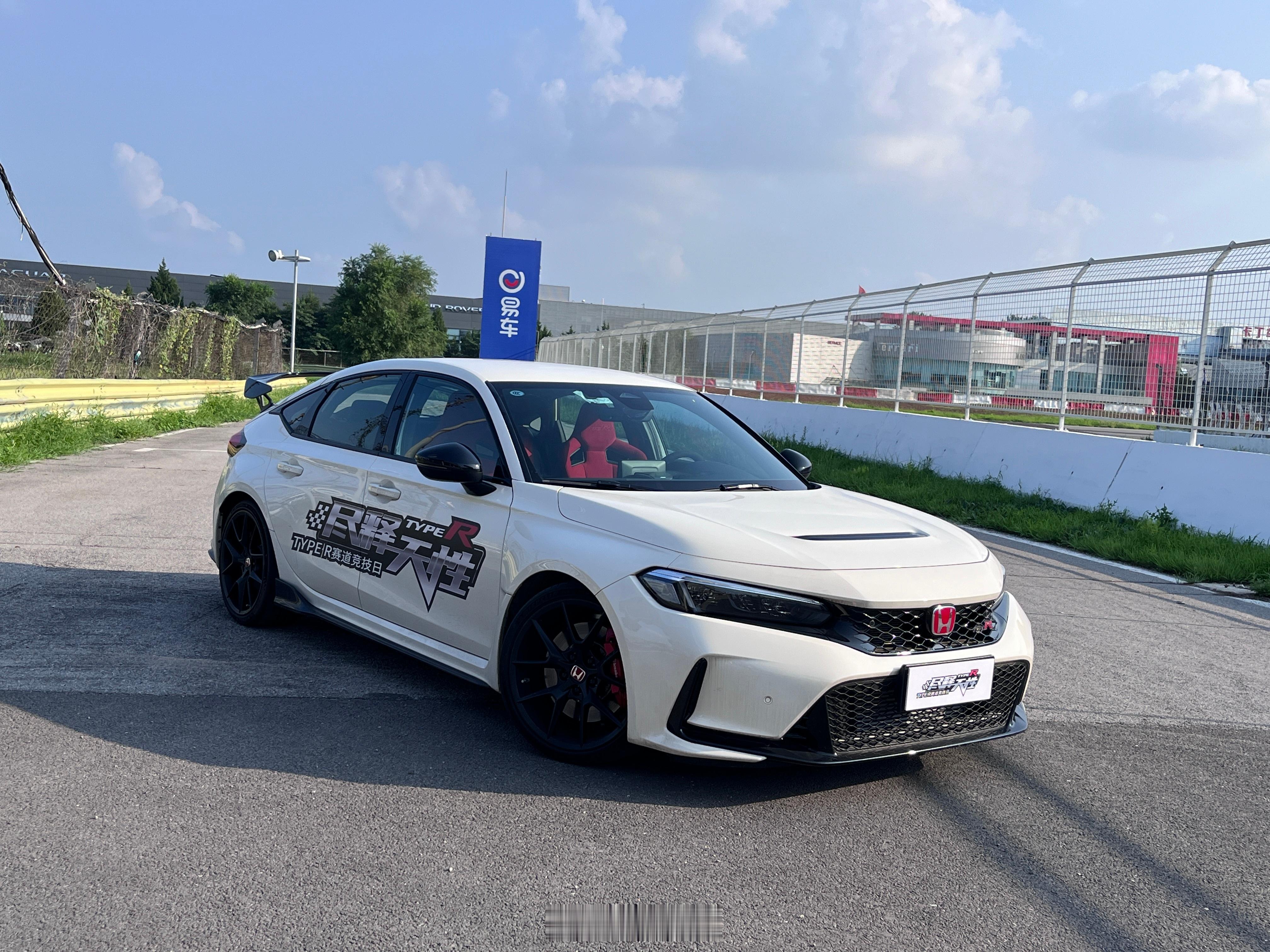 周末试了试TypeR赛道，虽然这车怕热，但开来是真自在，怎么扔都能进弯，不知道是