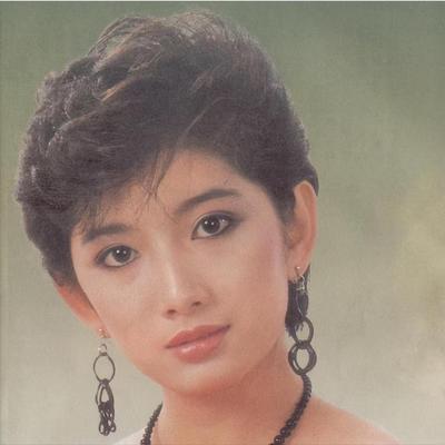 1975年，12岁的刘玉璞正在洗澡，醉醺醺的父亲发疯般地踹开门，冲进浴室里，死死