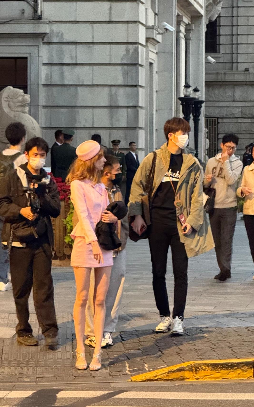 上海外滩偶遇董力和阿诺！粉色套装配贝雷帽的阿诺也太像精致洋娃娃了吧——又高又瘦，