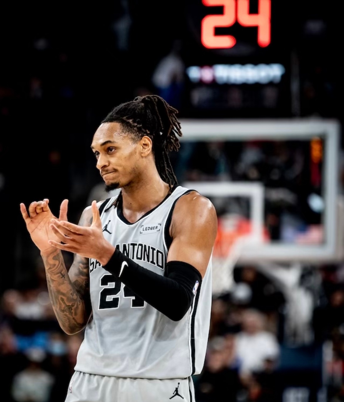 马刺今日背靠背挑战国王，伤病情况更新:1️⃣瓦塞尔（左脚踝酸痛）将缺席；哈珀￼（