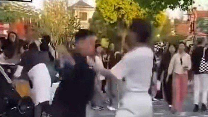 警方通报迪士尼游客劝阻吸烟被打为什么要和解，打人的应该拘留吧。公共场所吸烟影响他