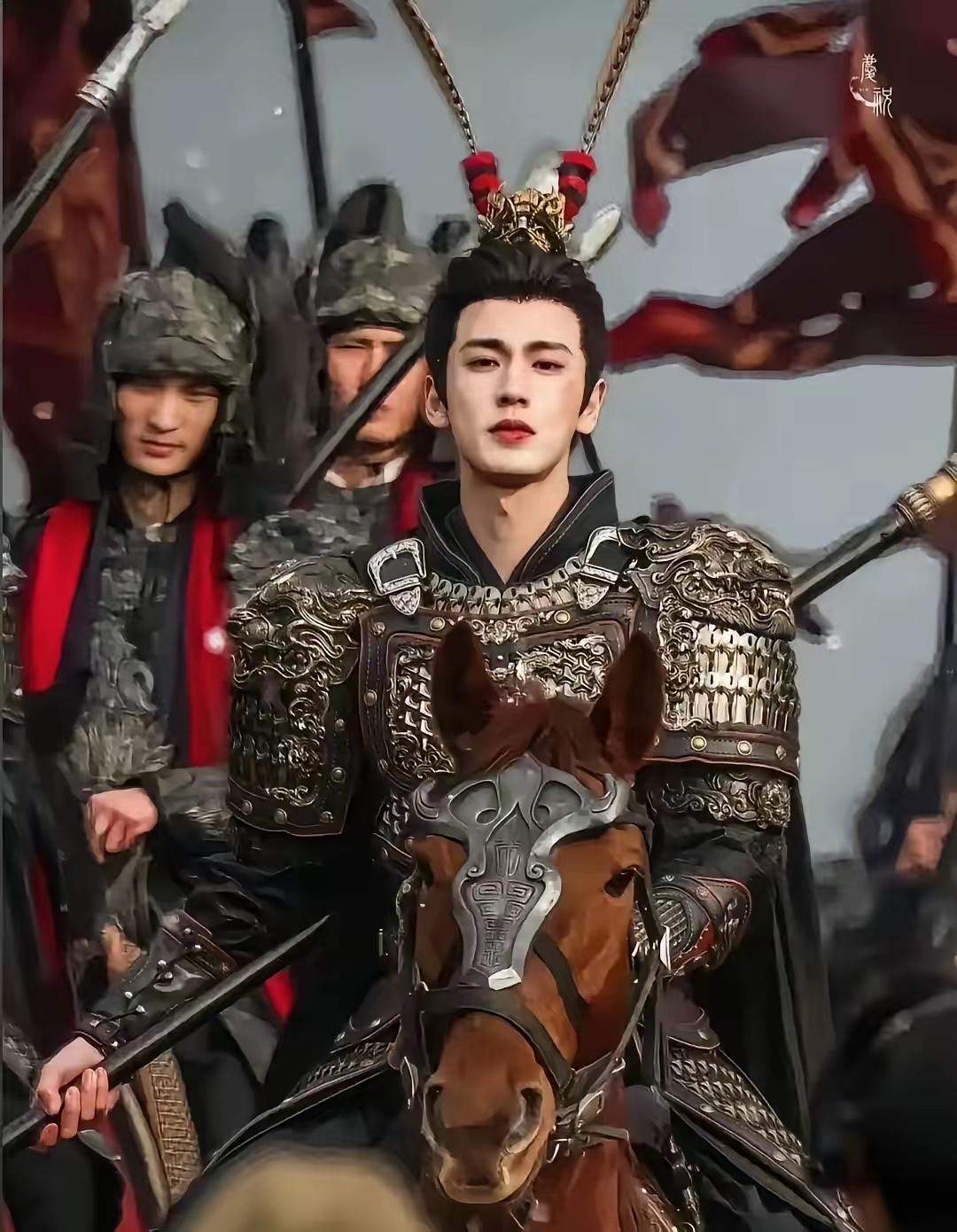 刚陷争议又遭围堵！张凌赫高铁站被贴身拦截，状态濒临崩溃！
不得不说，人红遭人黑这