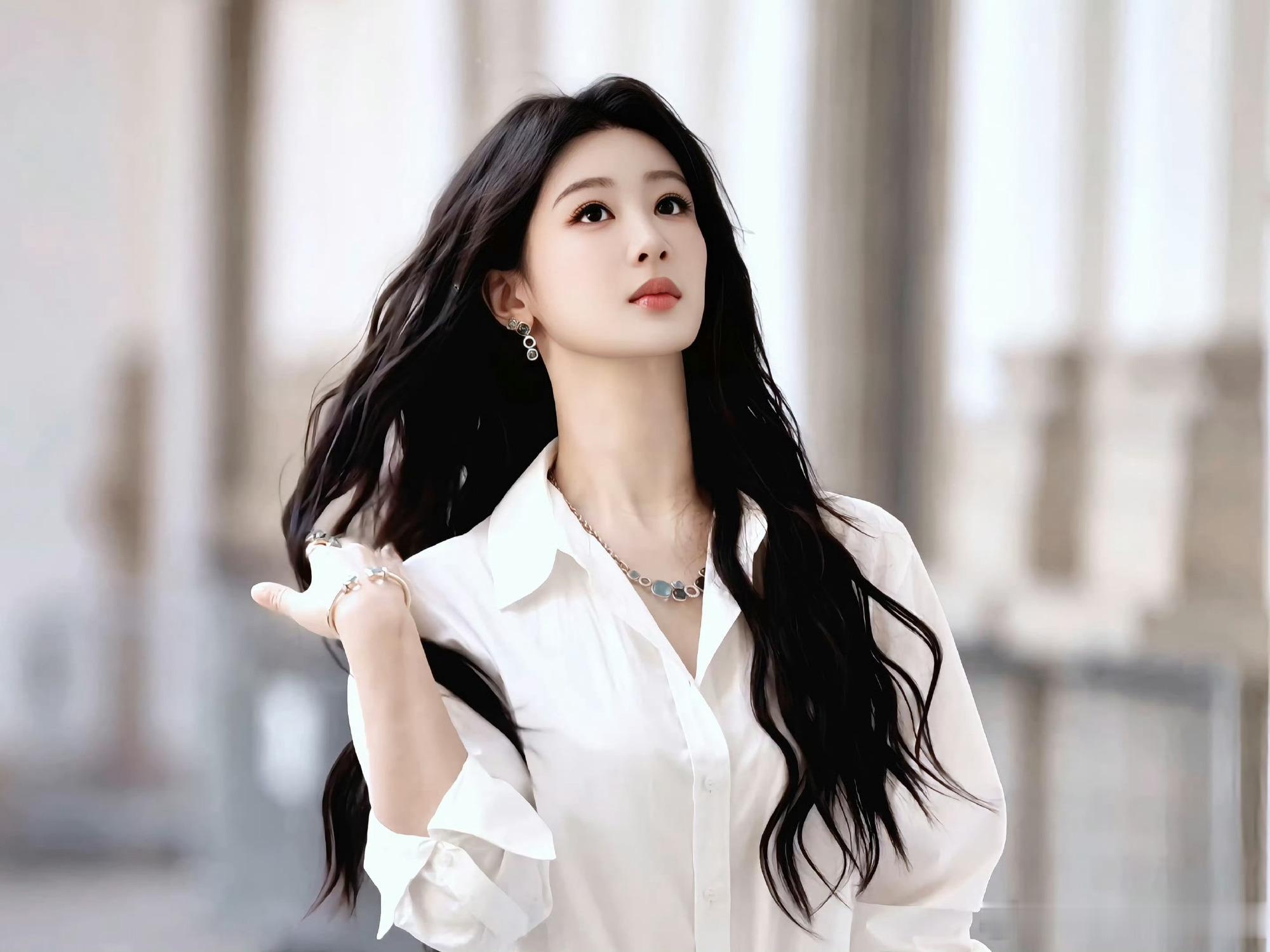 杨紫yz 宝曼兰朵全球品牌代言人杨紫 春日的白鸽带来粉色的风，散开氤氲晨雾，神女