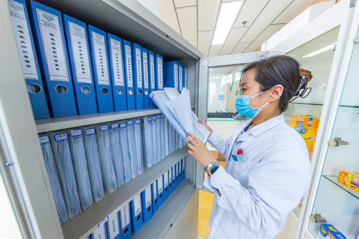 我表哥待业快两年了，
好不容易等来个月薪6800的岗位，他居然当场拒绝，理由真的