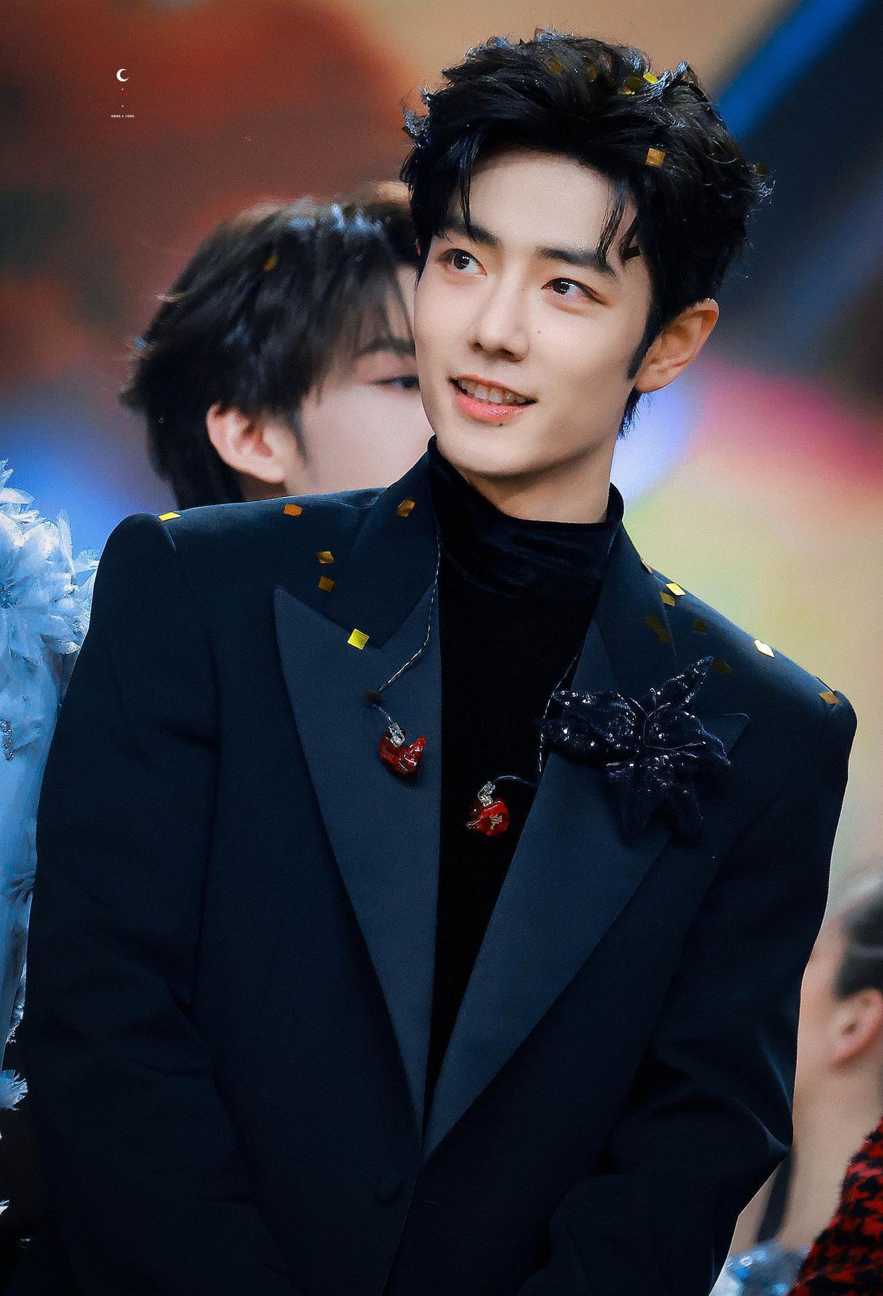 肖战一笑，露出的不是假体，是真金！
当满屏的“烤瓷牙”白得像马桶瓷时，他那一口带