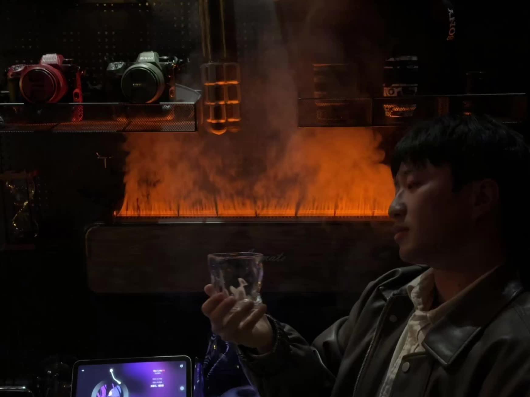 梦中的工作室 微醺一下，听听音乐。