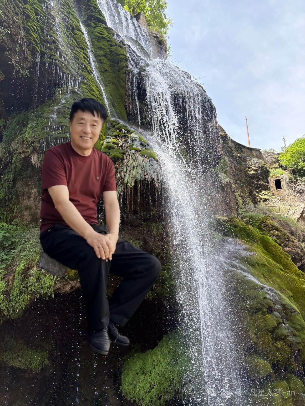 ，藏在山间的瀑布 ，别有洞天的风景 ，山野间的镜面湖水太出片 ，