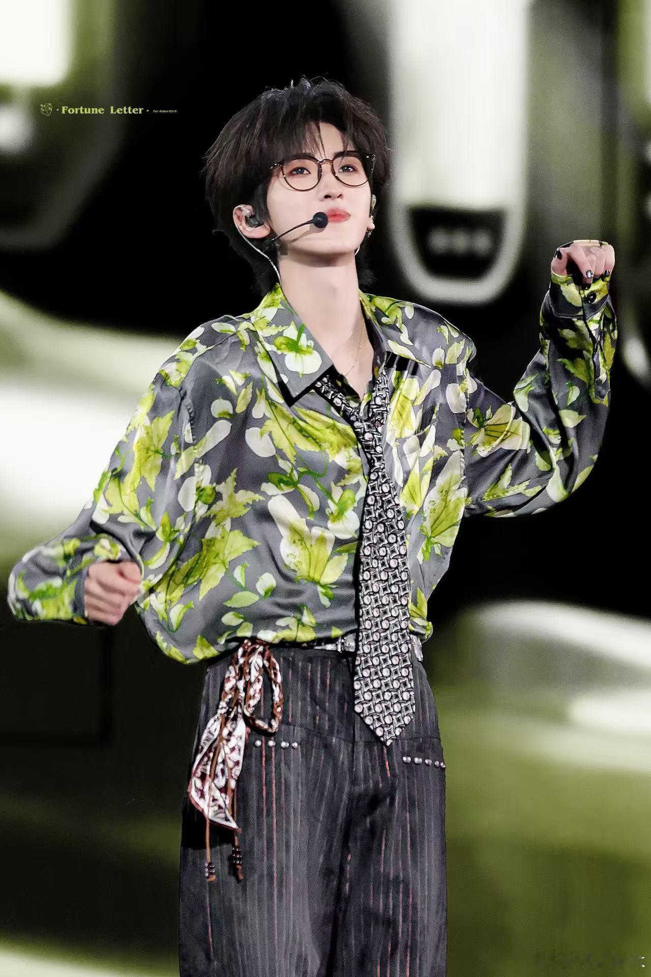 左奇函vocal实力循环好多遍他的演唱片段，最难得的是唱歌很有共情力，音色清爽舒