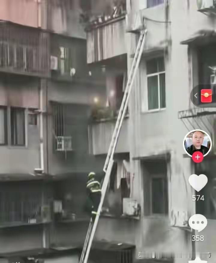 1月4日上午，四川宜宾筠连镇icon一小区居民楼突发火灾，浓烟滚滚中，一名63岁