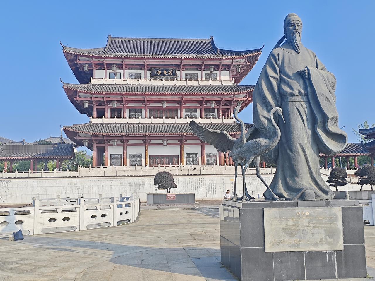 来到柳叶湖，一定要来司马楼读一读千年往事 。
 
这座临水而立的三层仿唐楼阁，是