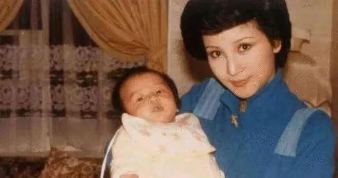 1979年，一天晚上，狄波拉只身拜会了赌王何鸿燊，那晚之后，赌场免去了谢贤一半的
