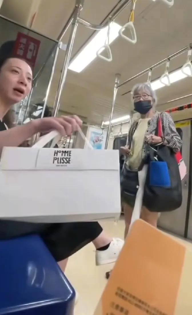 台湾地铁踹飞老太，打扮女性化的男子，姓张，从台湾大学毕业两年了，他的一位学妹网友