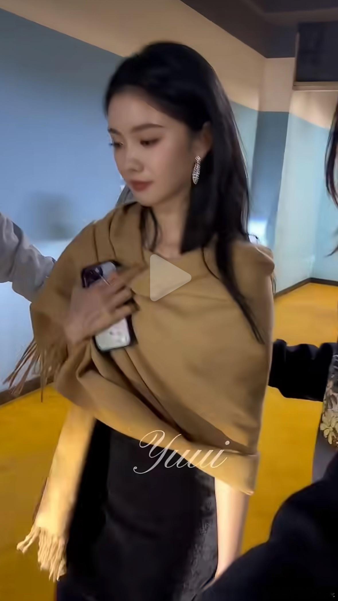 刘浩存 没有给代拍好脸色的义务哈哈哈哈哈，臭脸也挺可爱的，就不应该给代拍好脸色