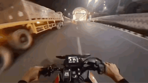 永远不要和大货车抢道