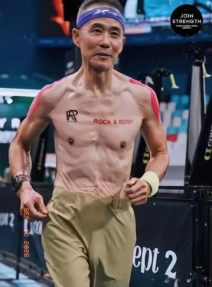 王石作为参赛选手，参加了上海室内综合体能挑战赛。照片显示，老态龙钟，肌肉流失严重