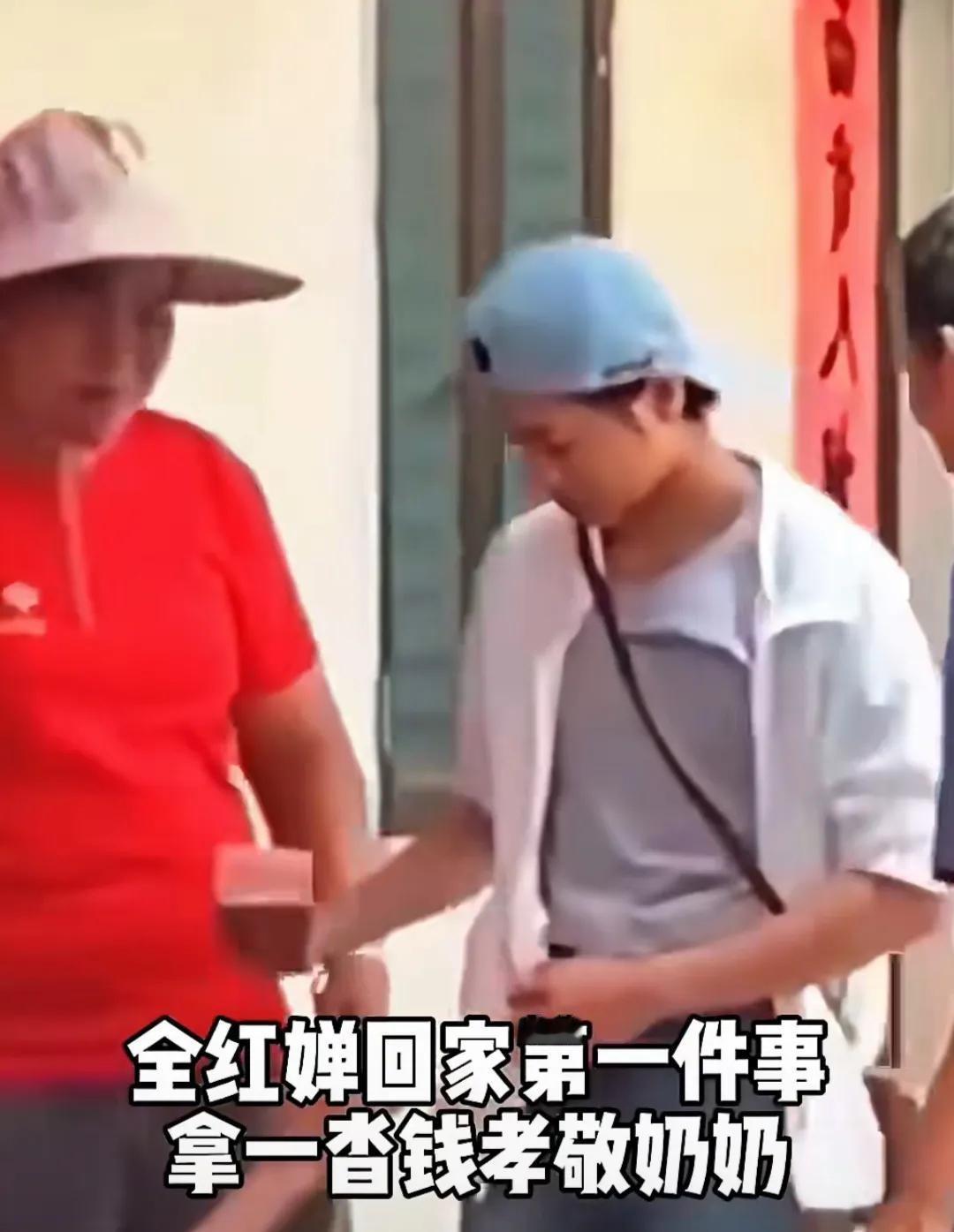 全红婵回到广东老家，特地看望奶奶。她没有选择那些包装精美的礼物，也没有采购贵重的