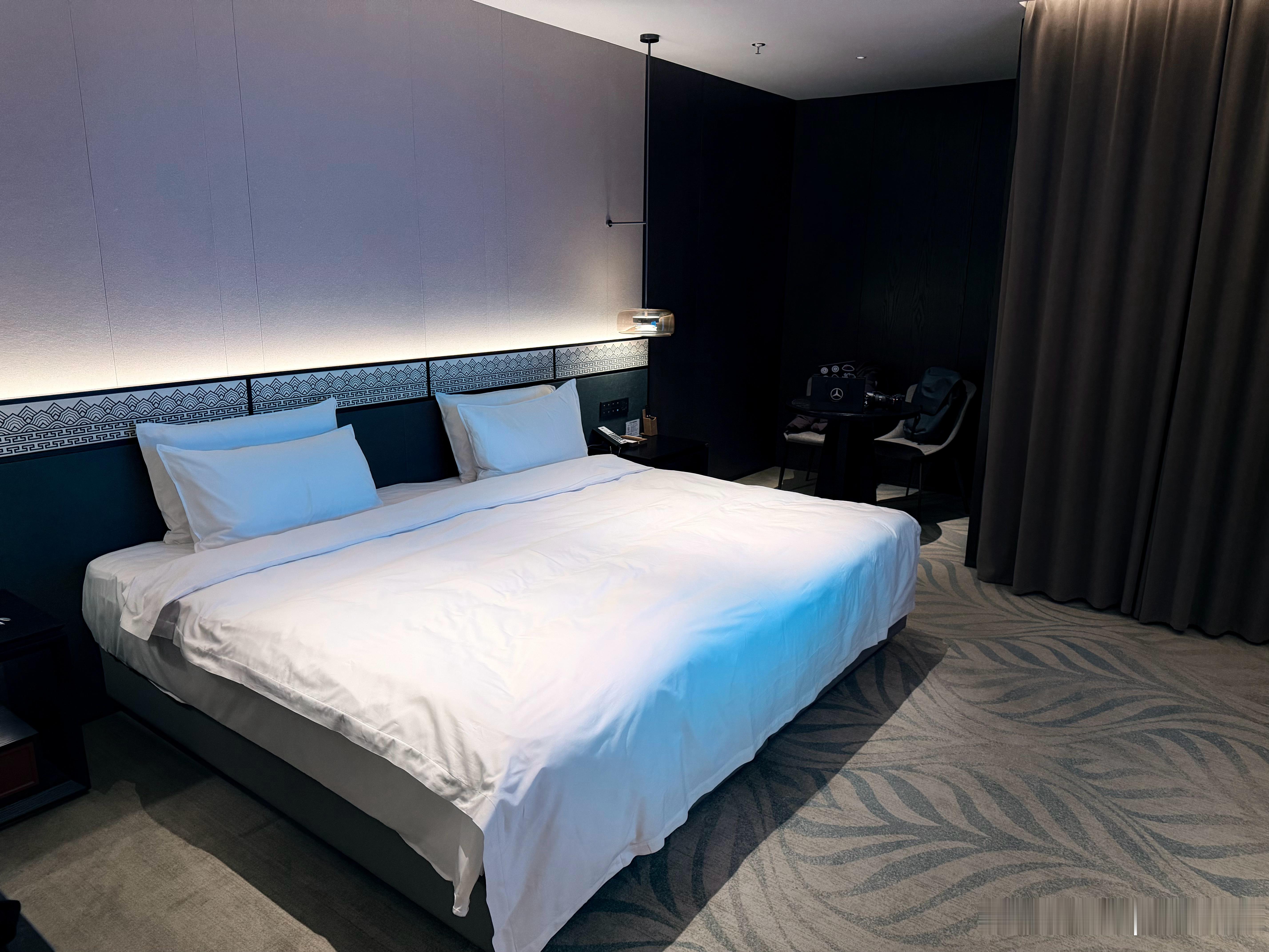 今晚咱俩同款超超宽大床房