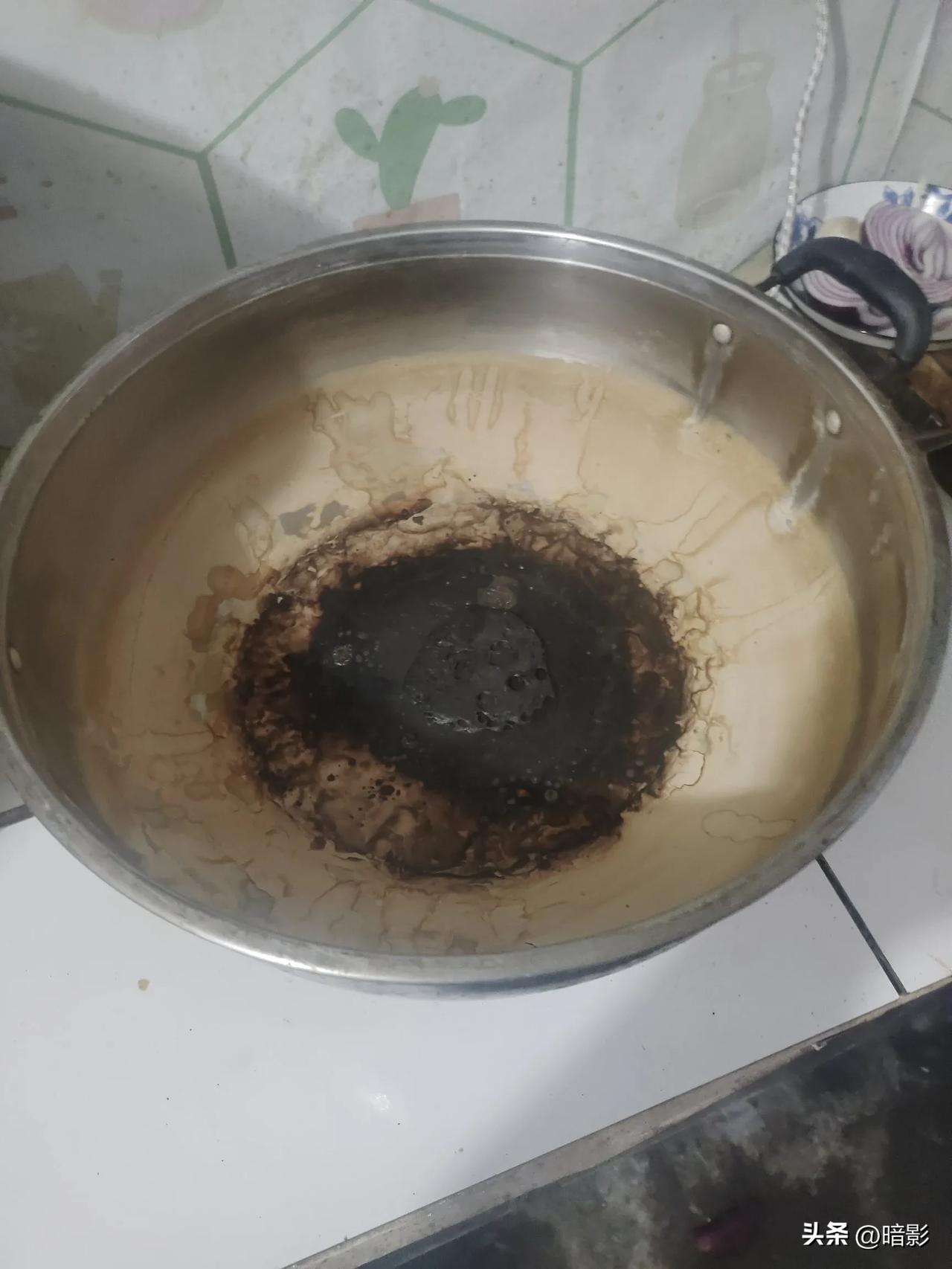 咋天，我把老婆狠狠的骂了一顿，她一声也不吭。
昨天中午，老婆用电饭锅蒸南瓜的时候