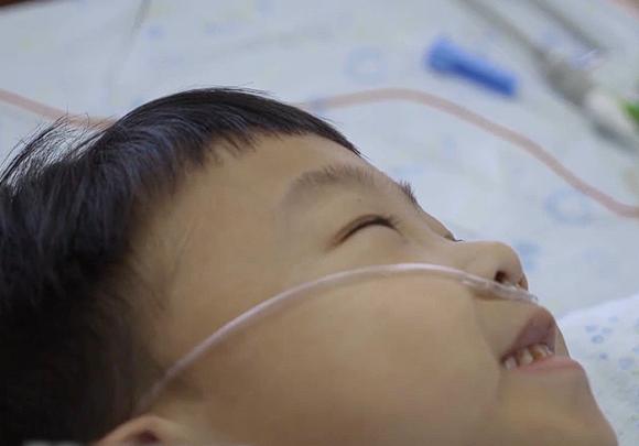广西南宁，一5岁男孩被父母丢在医院不管不顾，老师联系到孩子的父亲时，对方却表示男