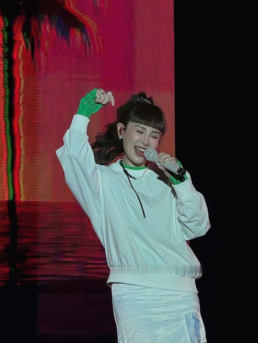 魏如萱歌手唱光之翼歌手2026 网传魏如萱重磅登台演唱《光之翼》，waa细腻又有