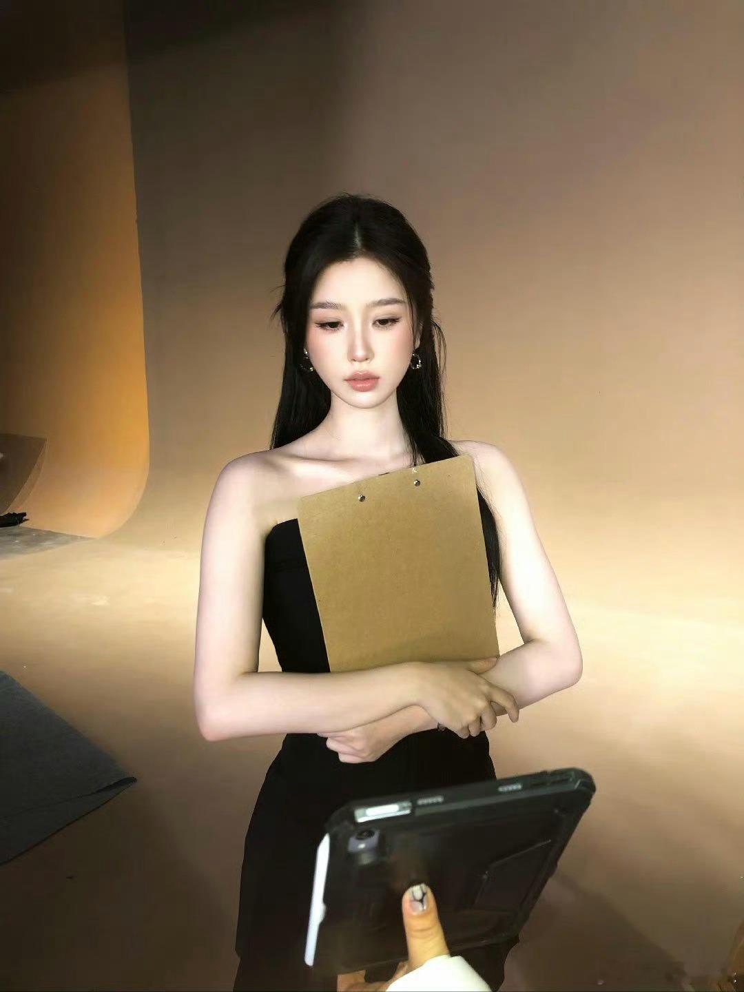 虞书欣黑丝尖高跟熟女感虞书欣这组温俊掌镜的全黑写真真的让人眼前一亮。黑框眼镜搭配