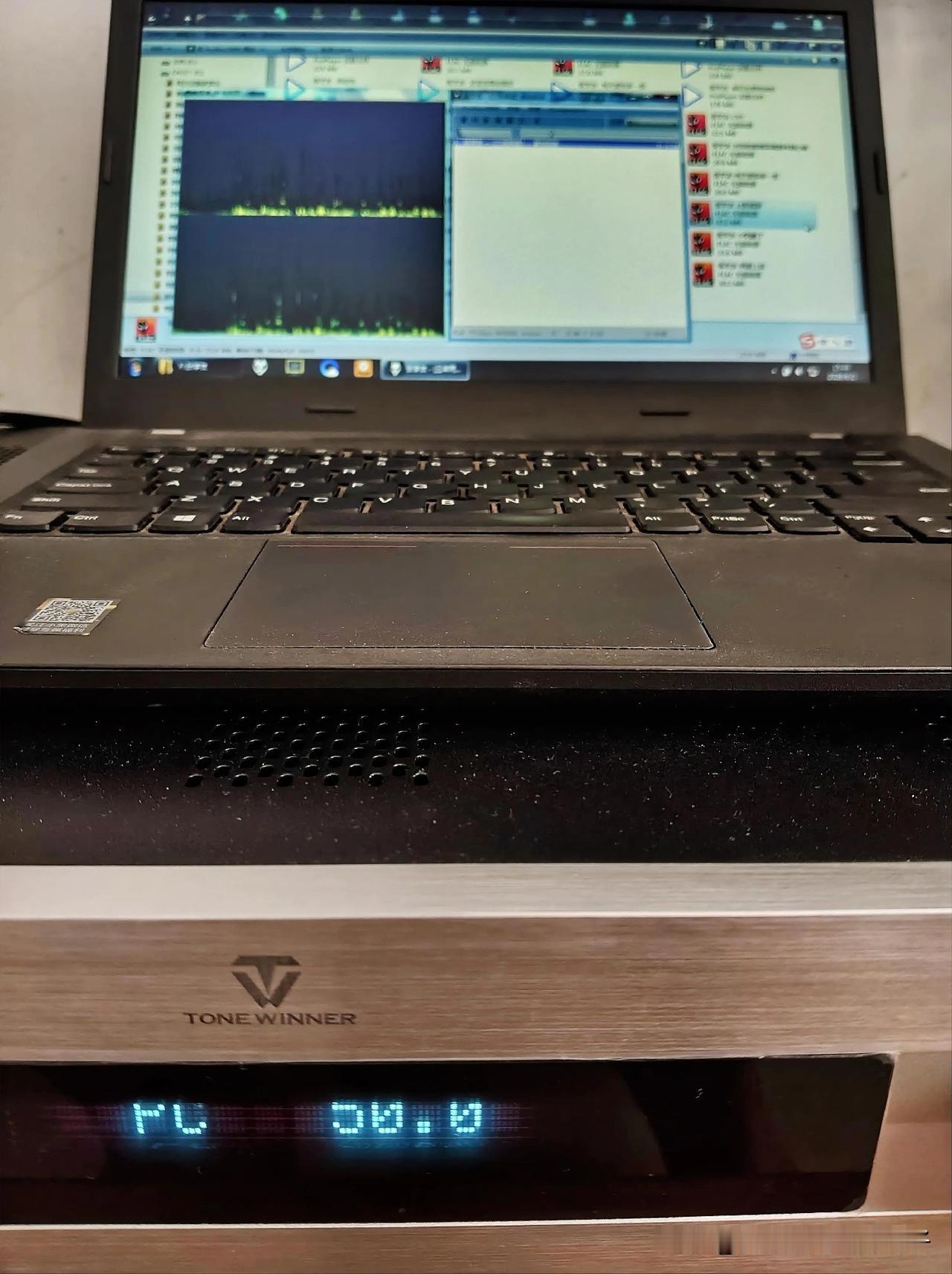 电脑当音源底噪究竟大不大？
电脑通过USB接口输出到→解码器→功放→音箱。
家里