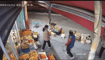 这水果店的老板恐怕要倒霉了。
监控下，两位七老八十的夫妇为一点小事和店员发生了争