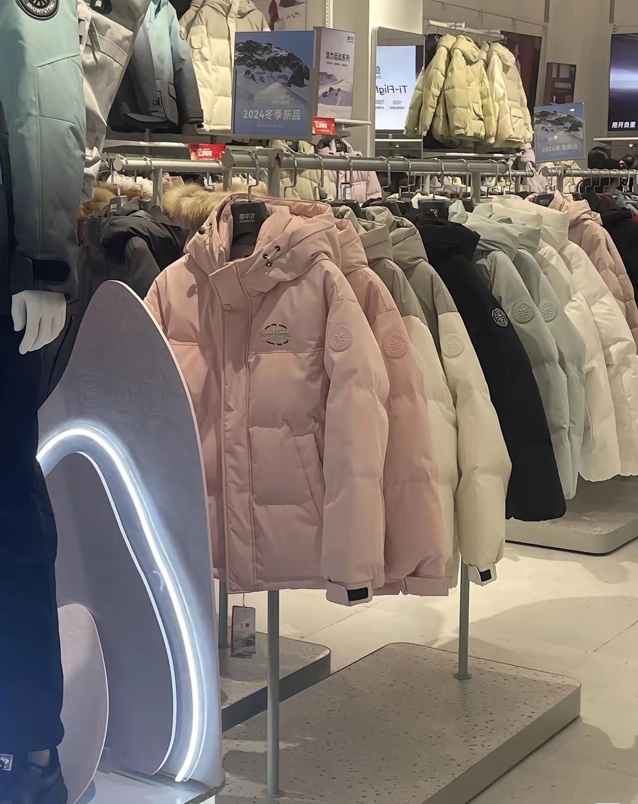 穷人的冬天太难过了！昨天揣着500块预算去买羽绒服，跑了10家店，愣是一件没捞着