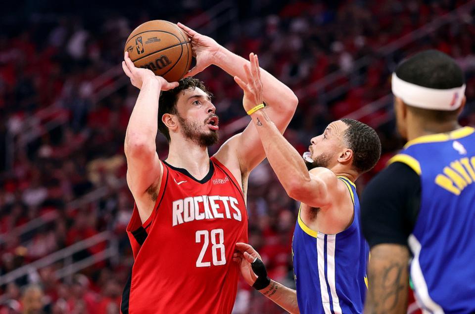 拥有库里的准度，前无古人，就不能用那种单打硬来，却又硬不起来的内线。除非约基奇可