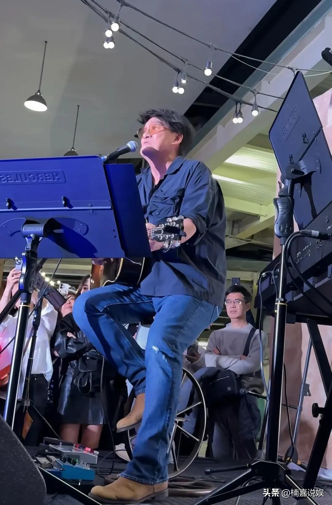 周华健在街头摆摊试唱新歌，老婆康粹兰低调的现身支持！
穿着一身牛仔服的周华健，帅