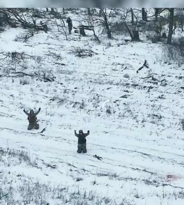 俄乌战场，两名乌克兰士兵试图向俄罗斯投降，下一秒，乌克兰督战队一梭子弹直接突突将
