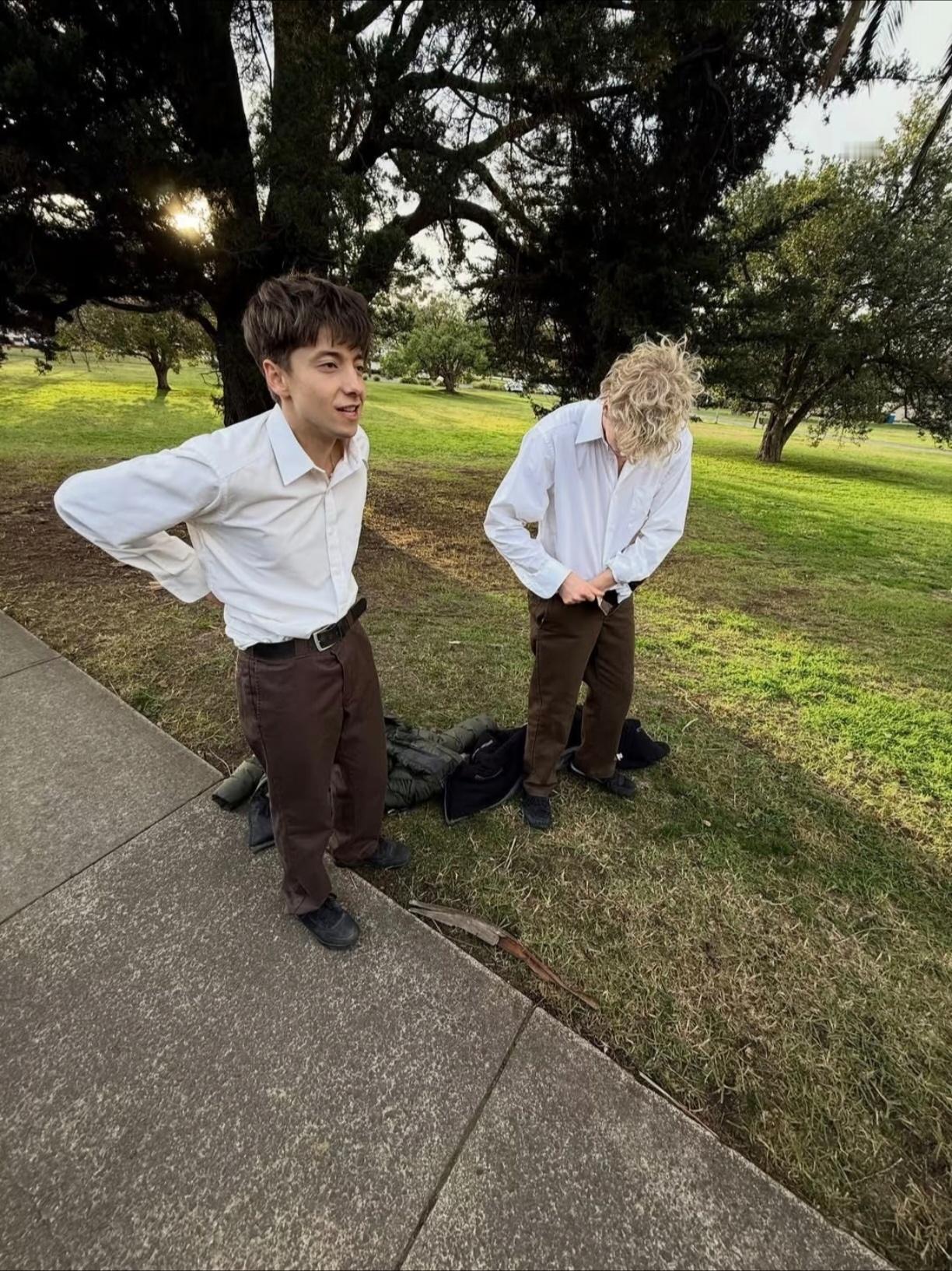 这张真特别像两个人刚在草地上一起拉完屎 