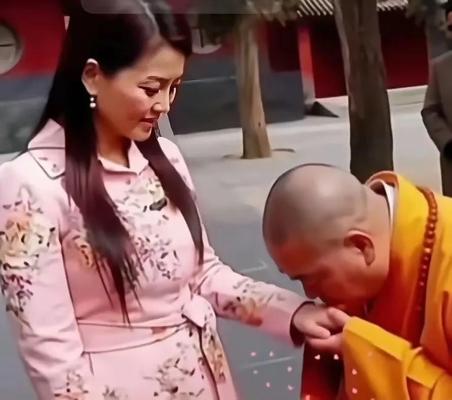 吻手礼是欧洲的一种传统礼节，被吻者一般都是已婚女性，主要表达对其尊重与敬意。施行