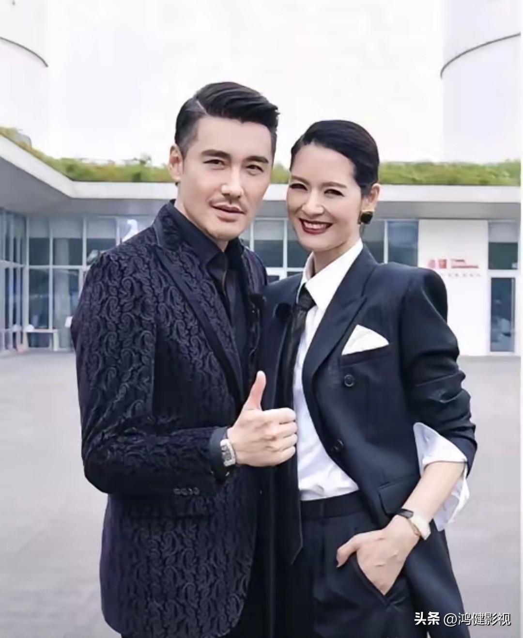 仔细看，那时的胡兵疏眉朗目，目若朗星，英姿昂昂，真是一表人才！而右边的美女是谁？