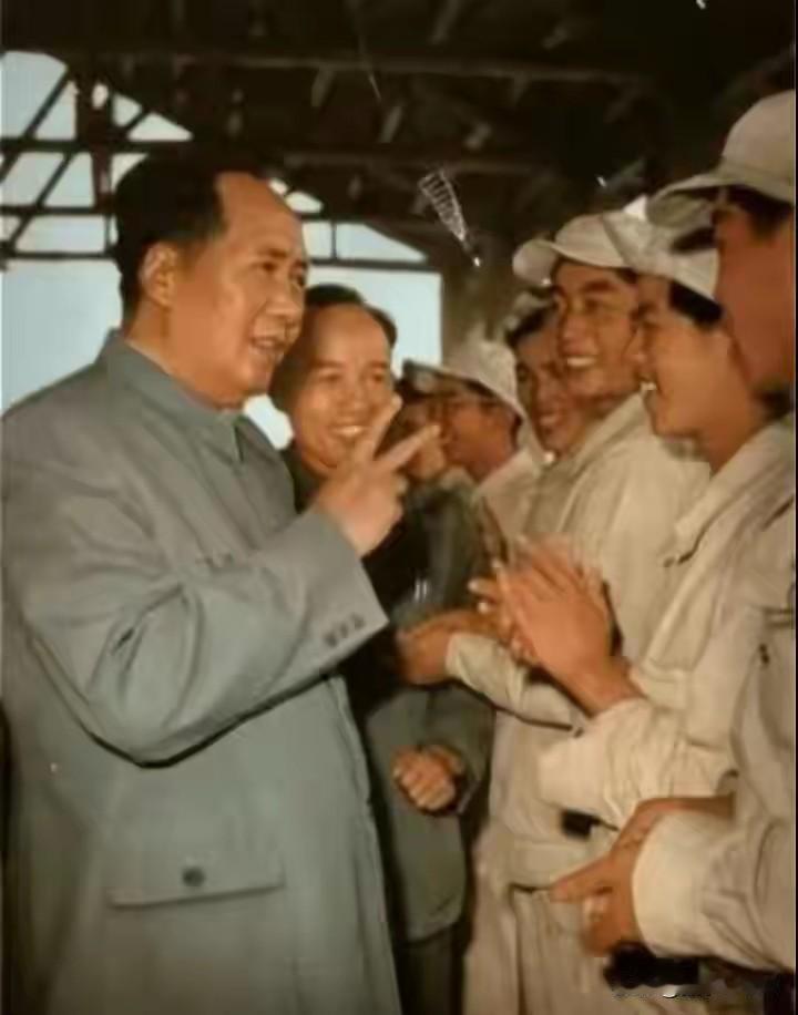 现在网络上出现了一股违背历史唯物主义的观点，一说前30年取得的成绩就是集体决策的